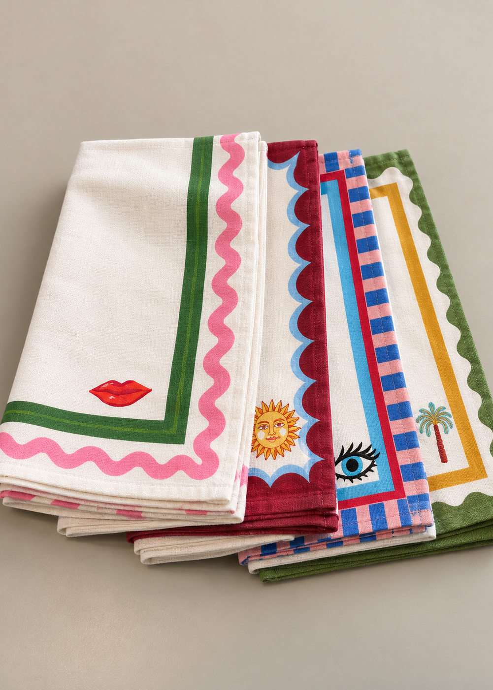 Stoff-Servietten mit Stickerei