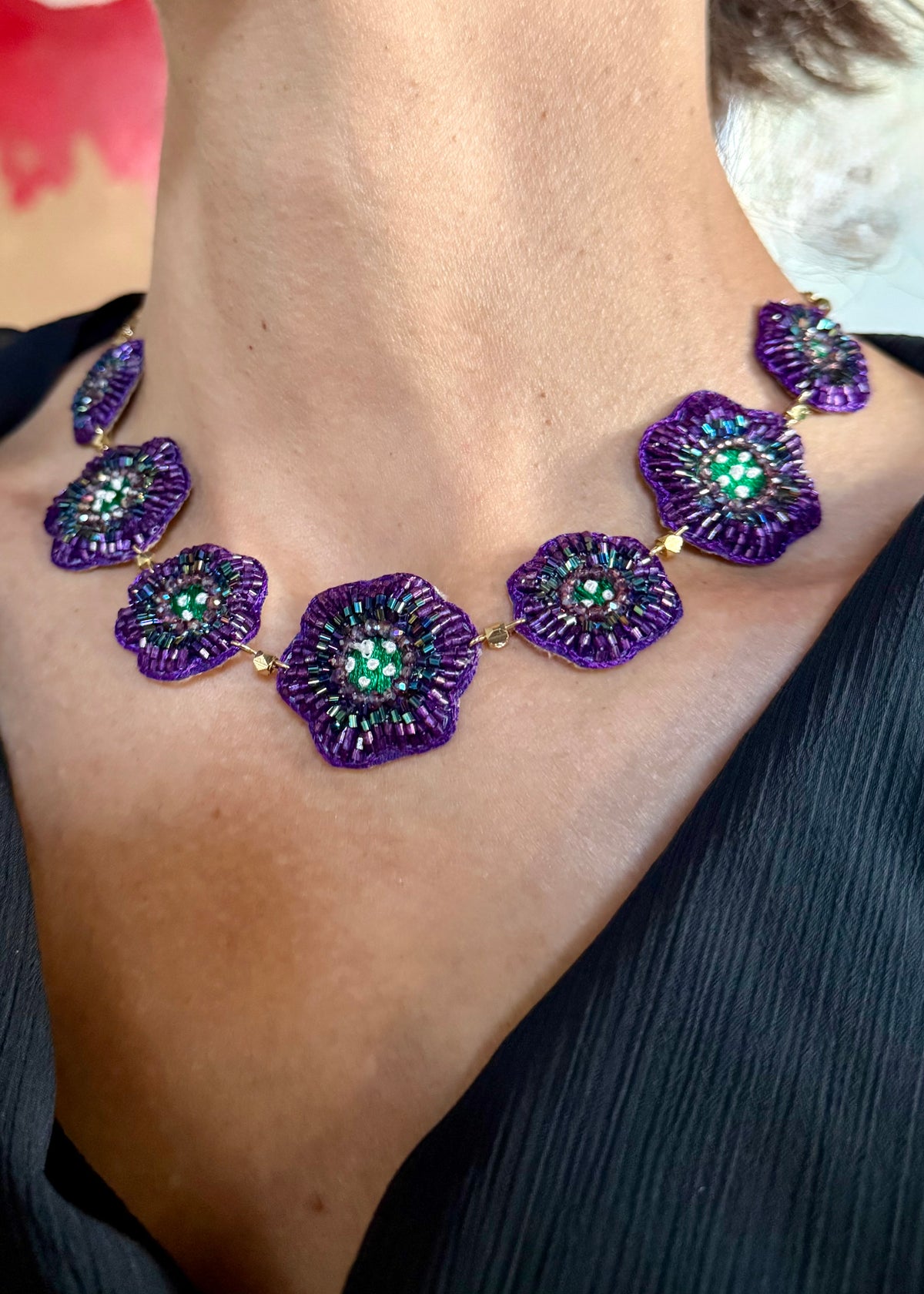 Kette mit Perlenblumen in Violett/Grün