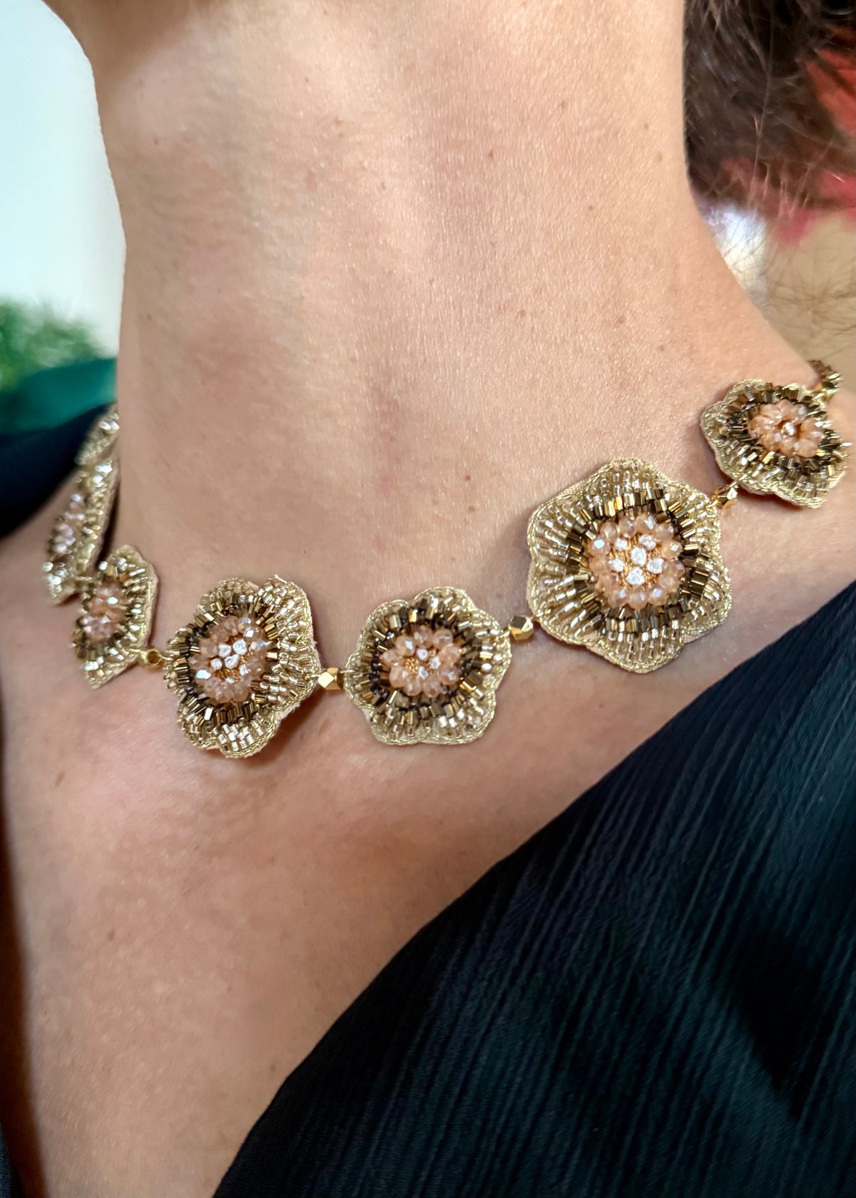 Kette mit Perlenblumen in Altgold