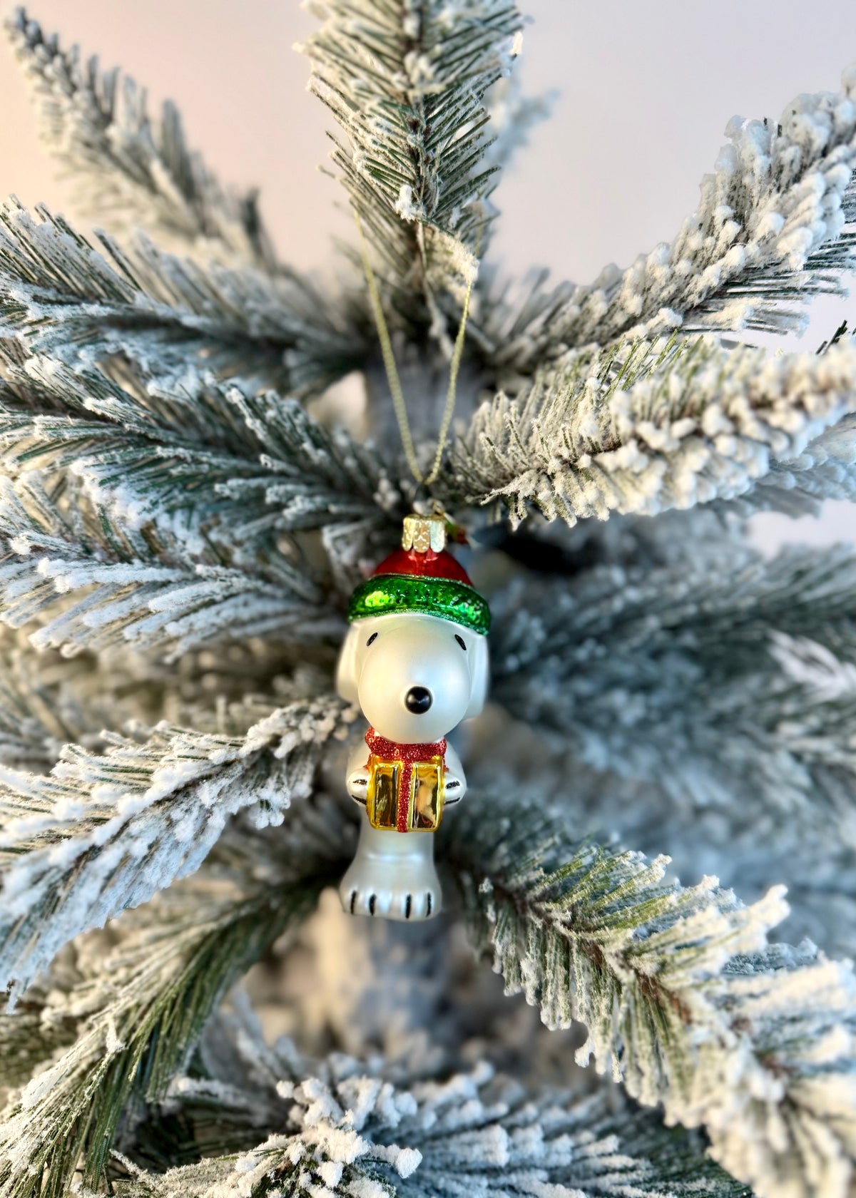 Christbaumanhänger 'Snoopy mit Geschenk'