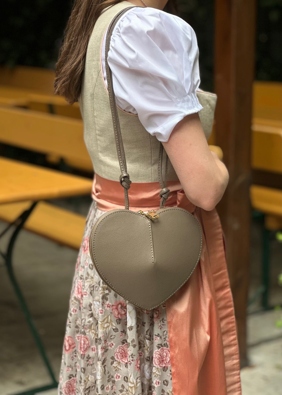 Schultertasche &#39;Herz&#39; Taupe
