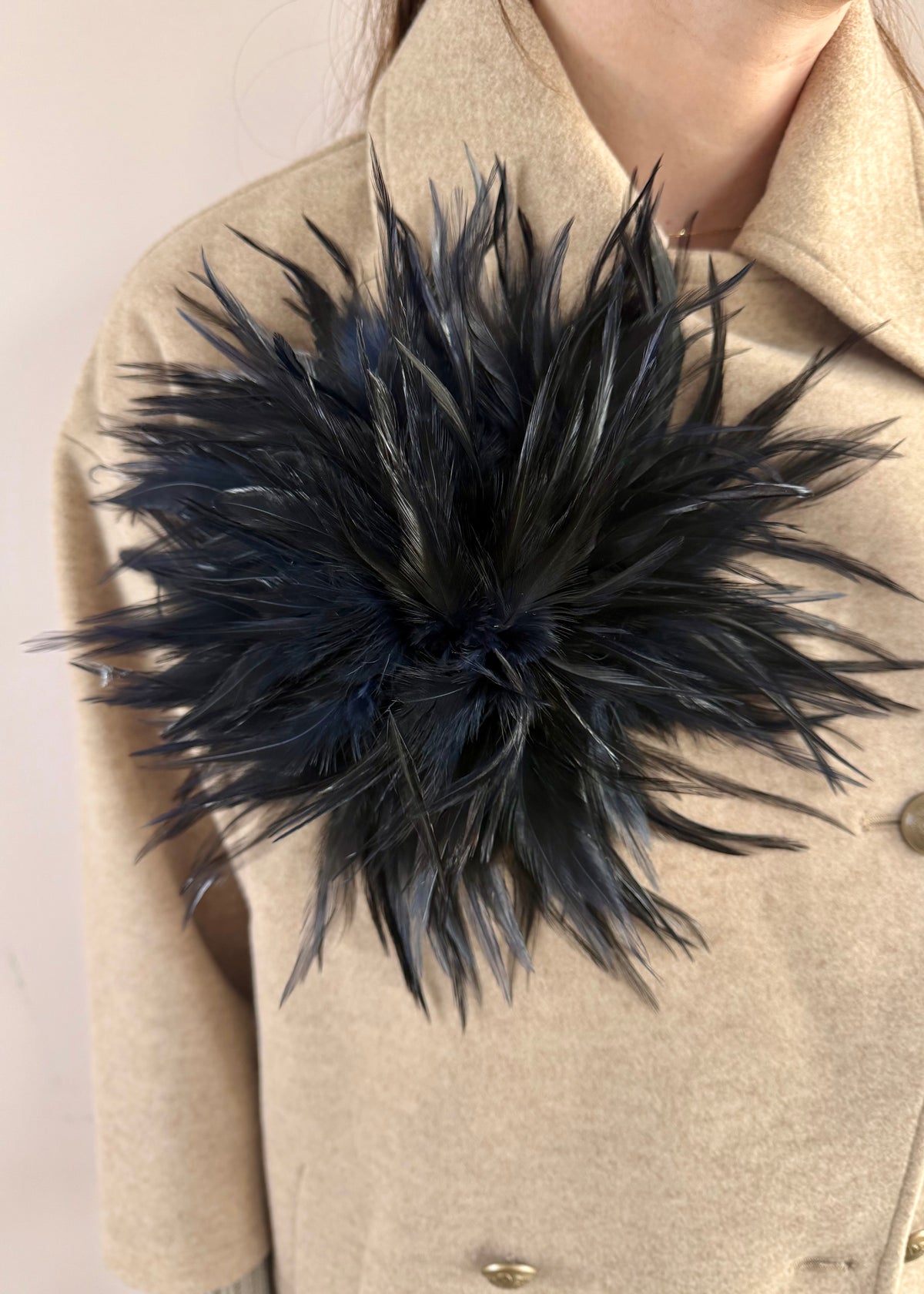 XL Federbrosche &#39;Navy-Schwarz&#39;
