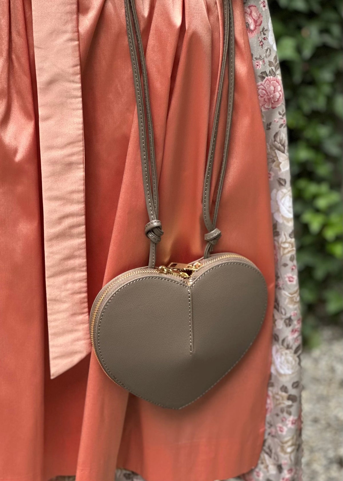 Schultertasche &#39;Herz&#39; Taupe