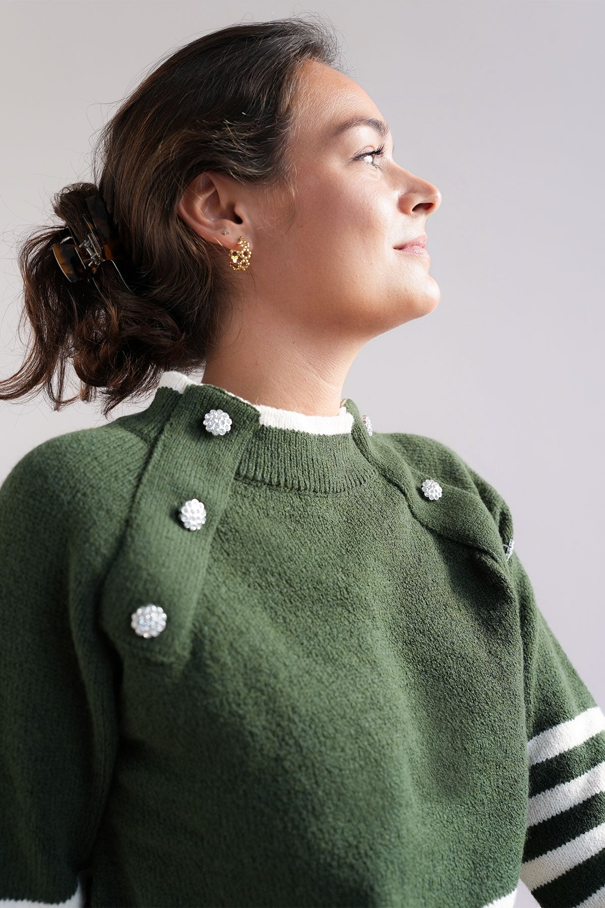 Raglan Pullover mit Knopfverzierung und Streifen