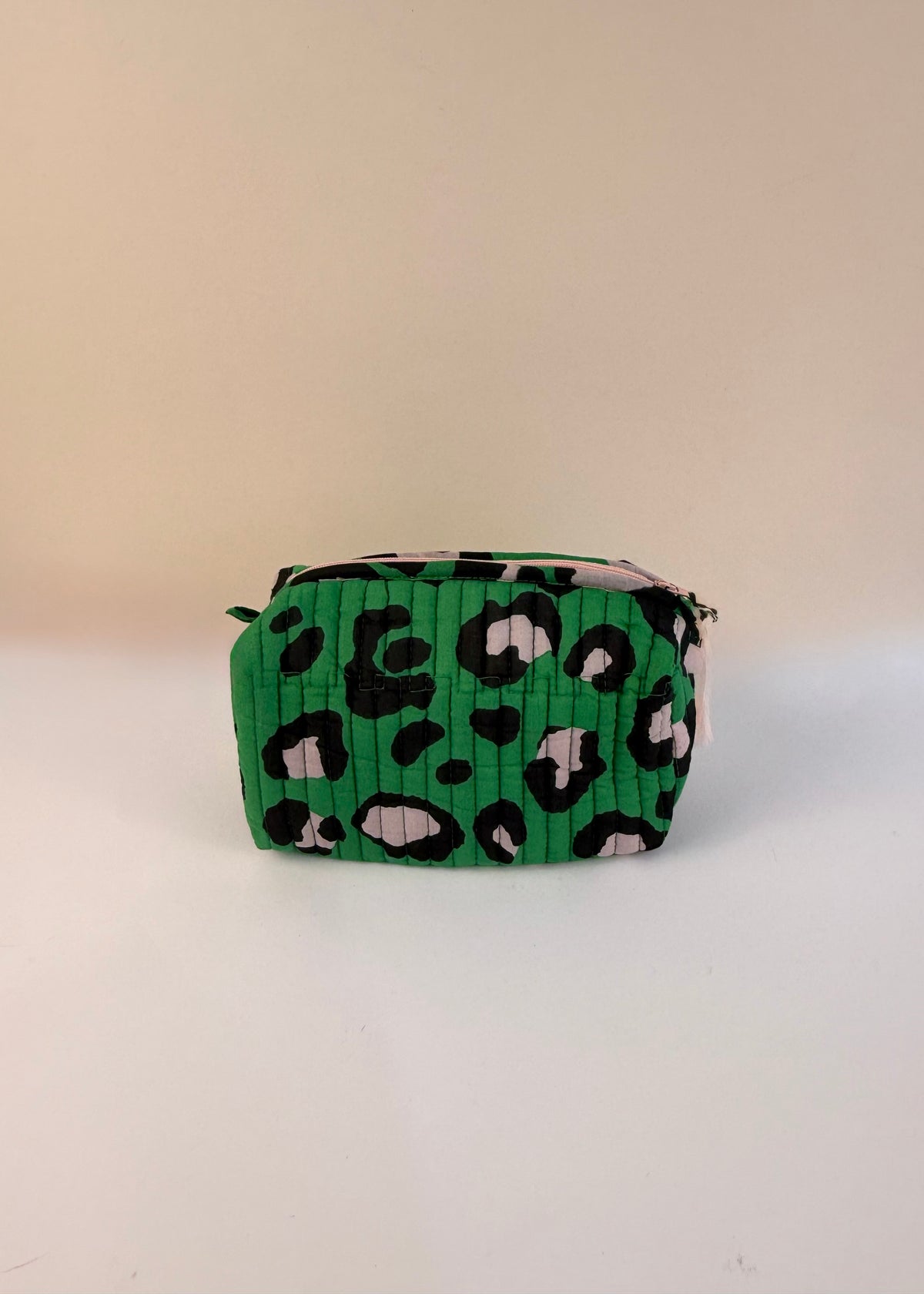 Kosmetik Tasche M gesteppt 'Leo-Grün'