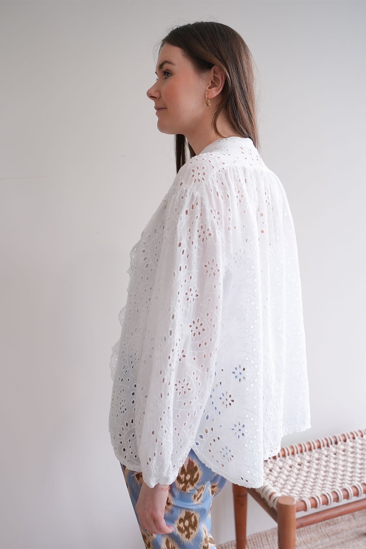 Lochmuster Bluse mit Rüschen