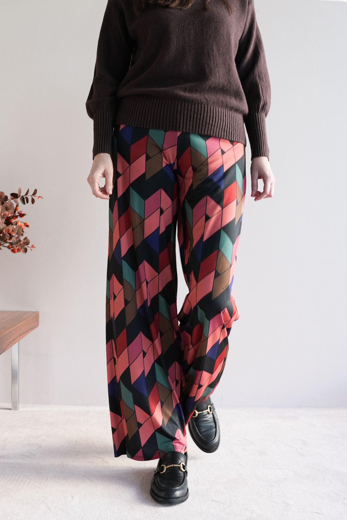 Gemusterte Stretchhose mit weitem Bein