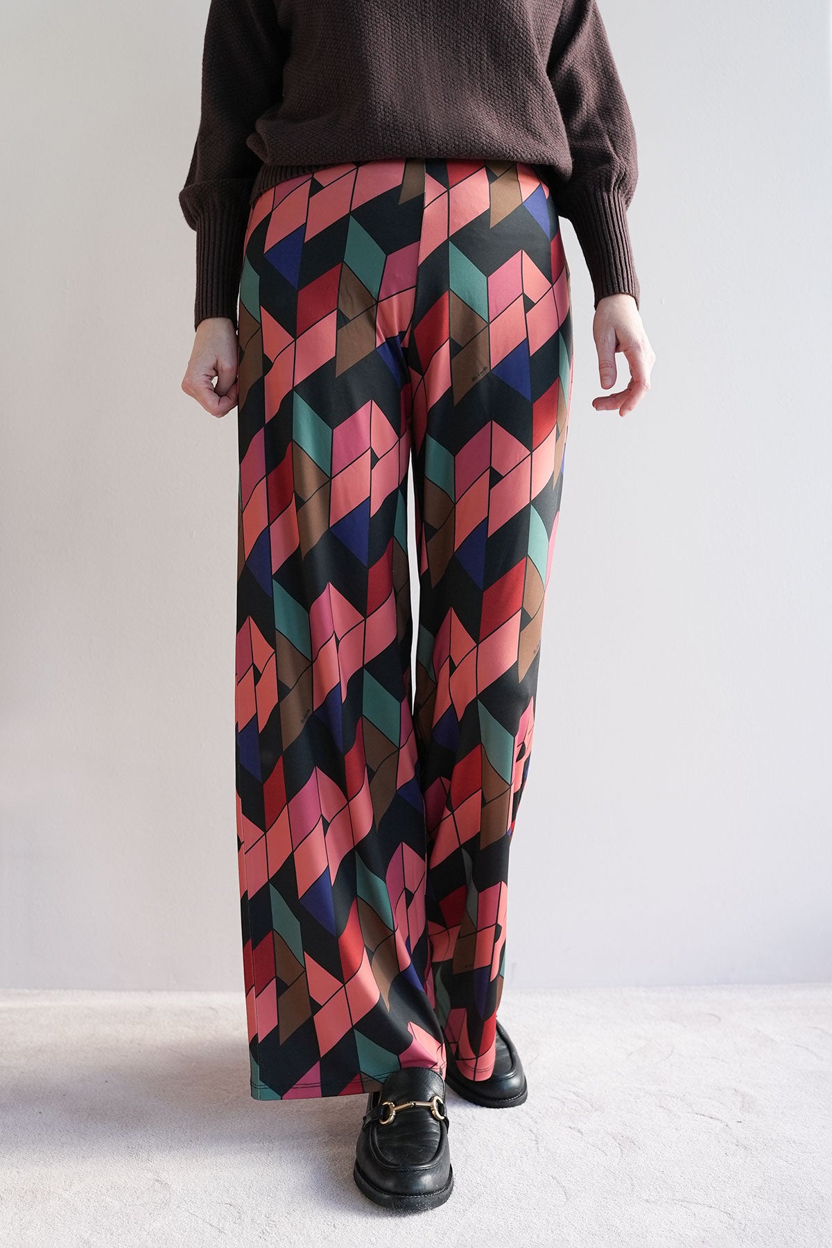 Gemusterte Stretchhose mit weitem Bein
