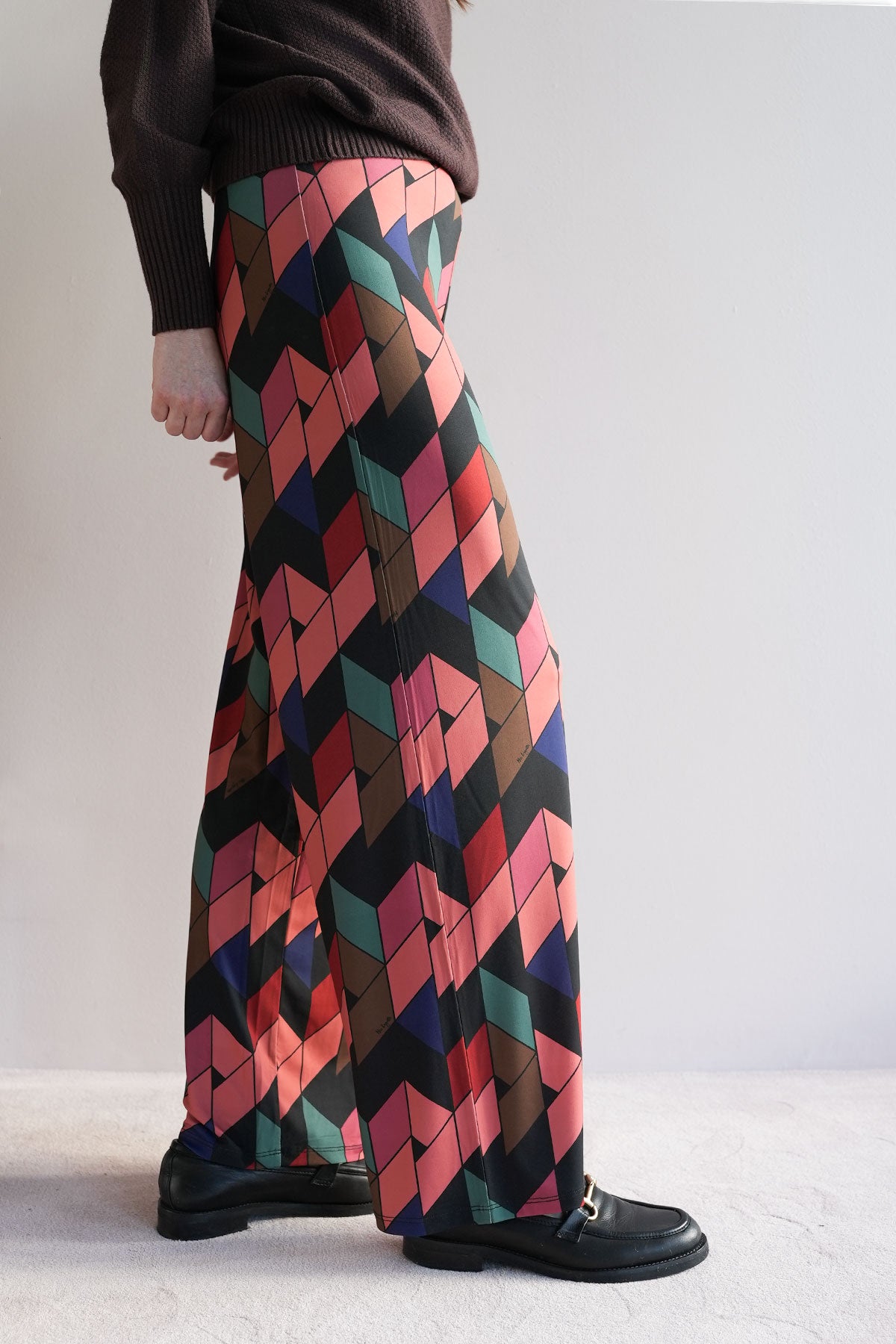 Gemusterte Stretchhose mit weitem Bein