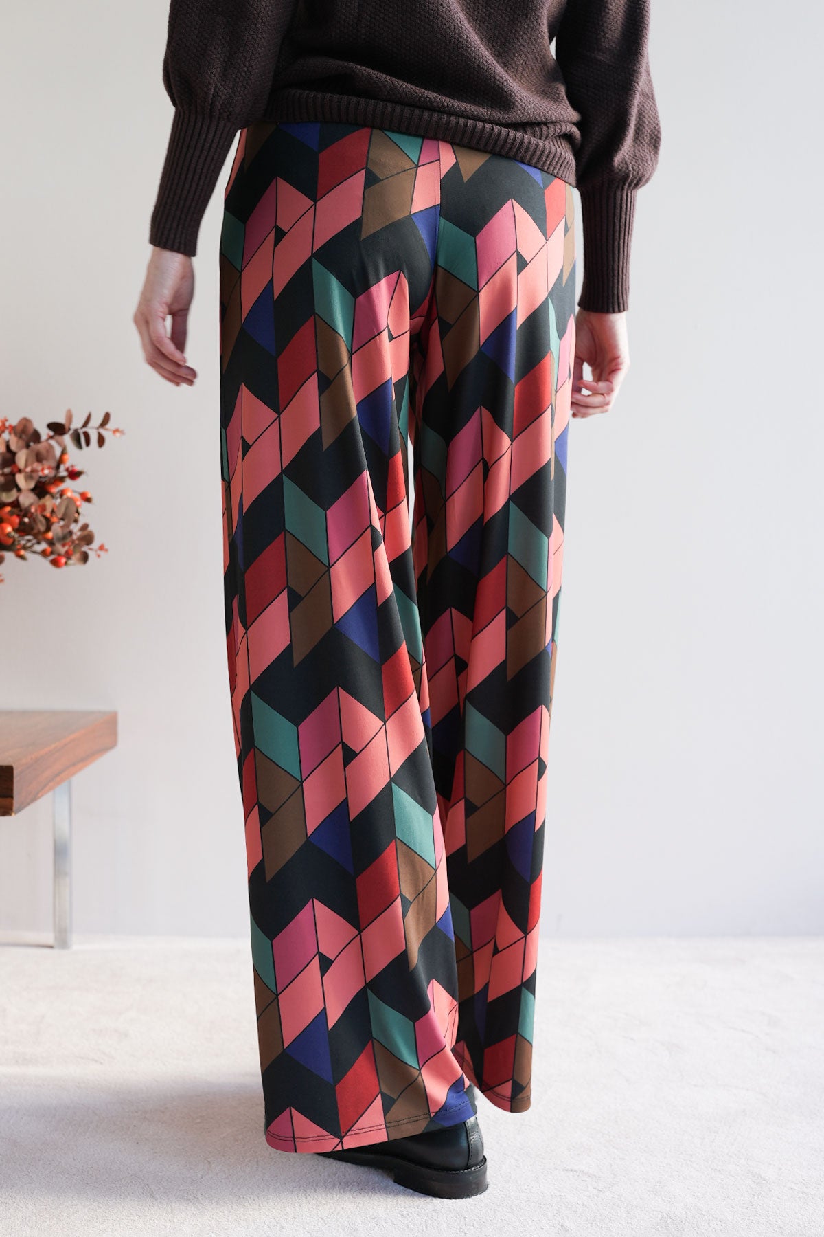 Gemusterte Stretchhose mit weitem Bein