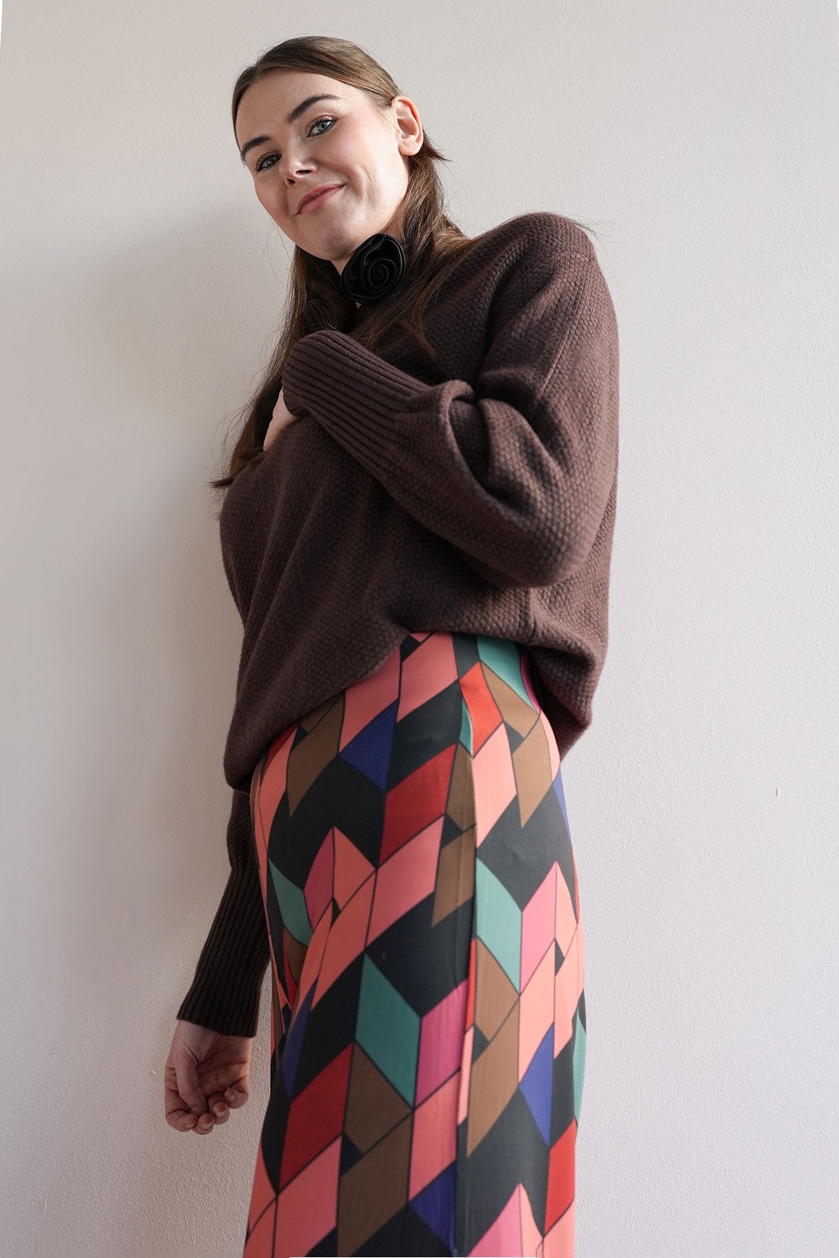 Gemusterte Stretchhose mit weitem Bein