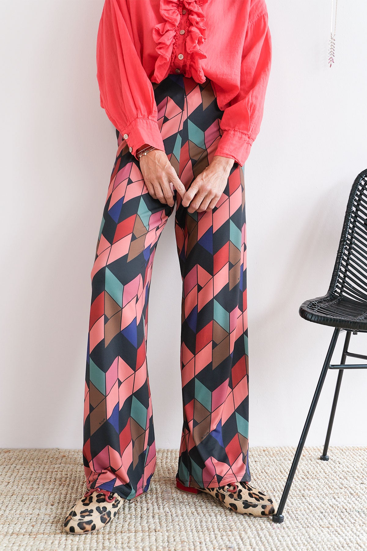 Gemusterte Stretchhose mit weitem Bein