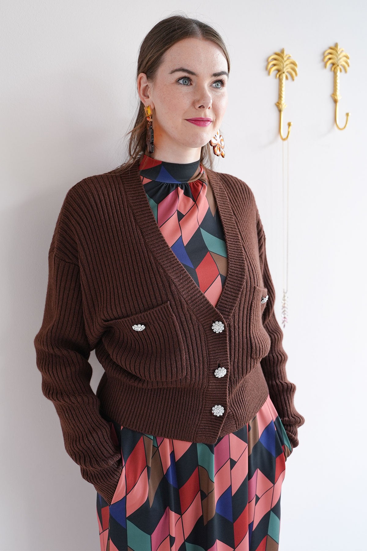 Edler Cardigan mit Strassknöpfen