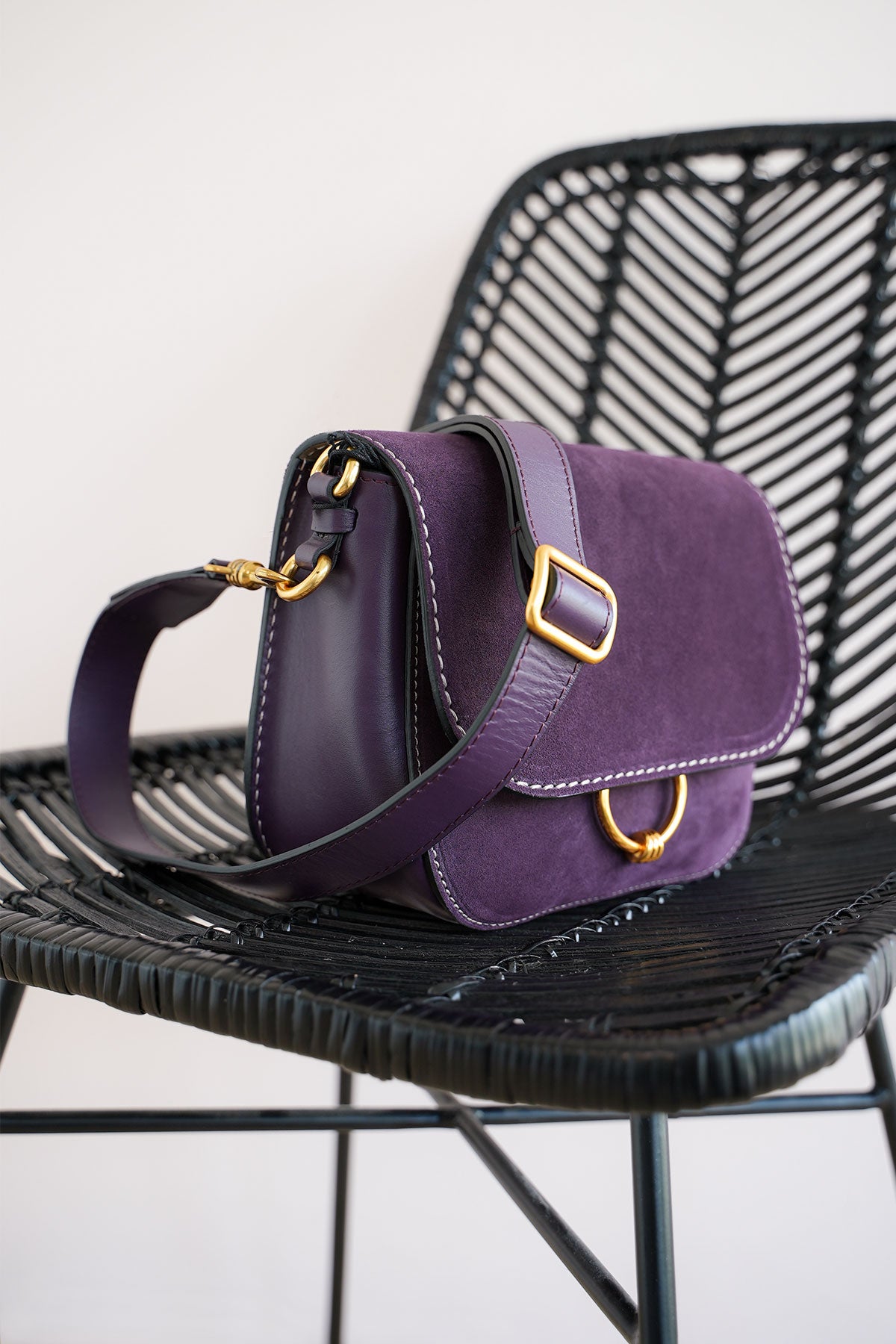 Hochwertige Designer Schultertasche in Lila aus Florenz