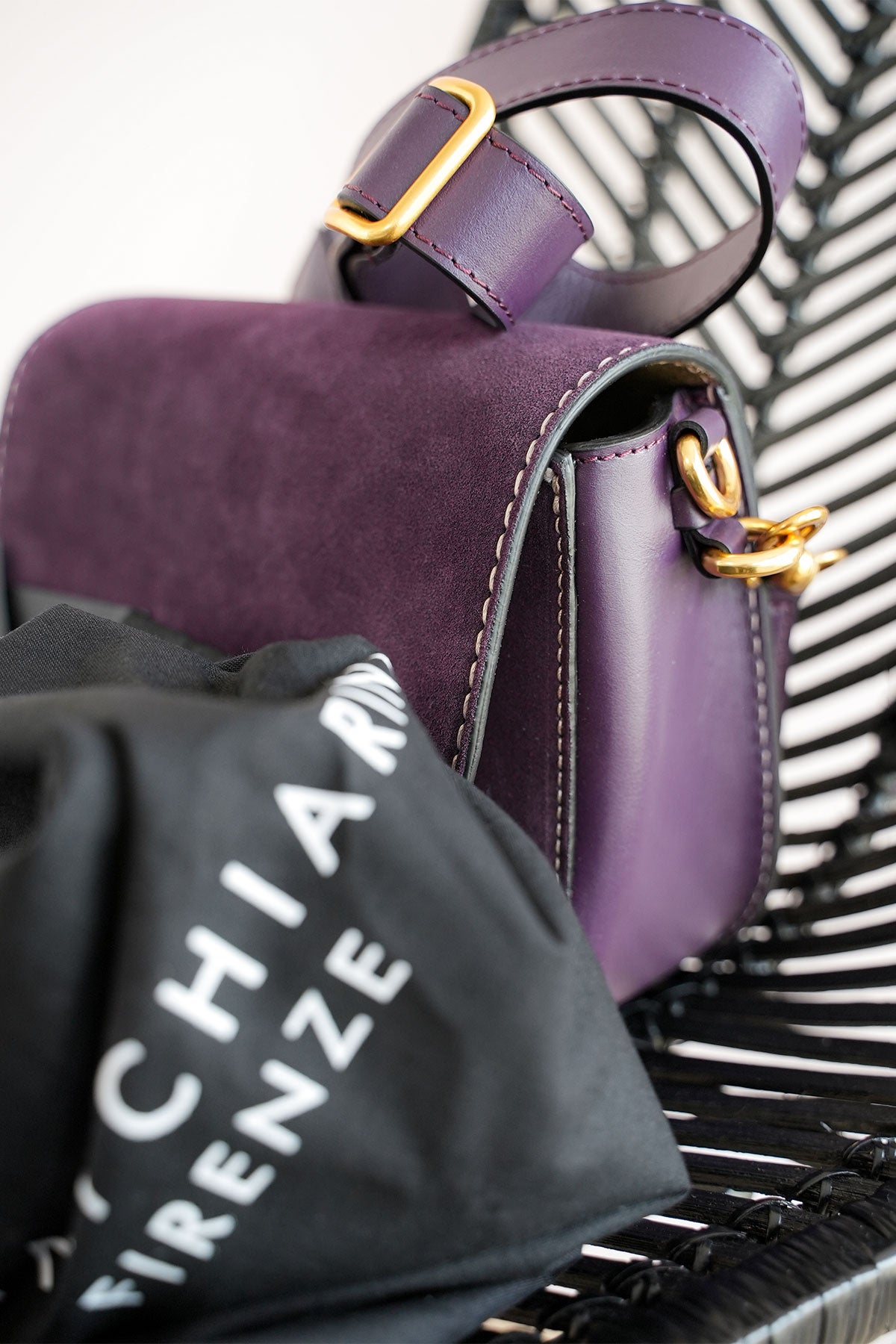Exklusive Crossbody Saddle Bag aus Leder in edlem Aubergine Lila