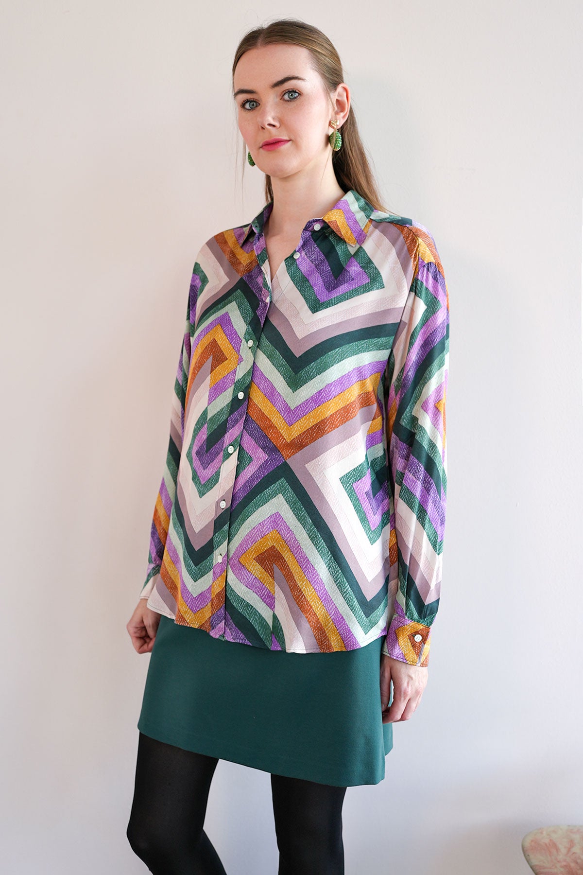 Shirt mit geometrischem Print aus Viskose Satin