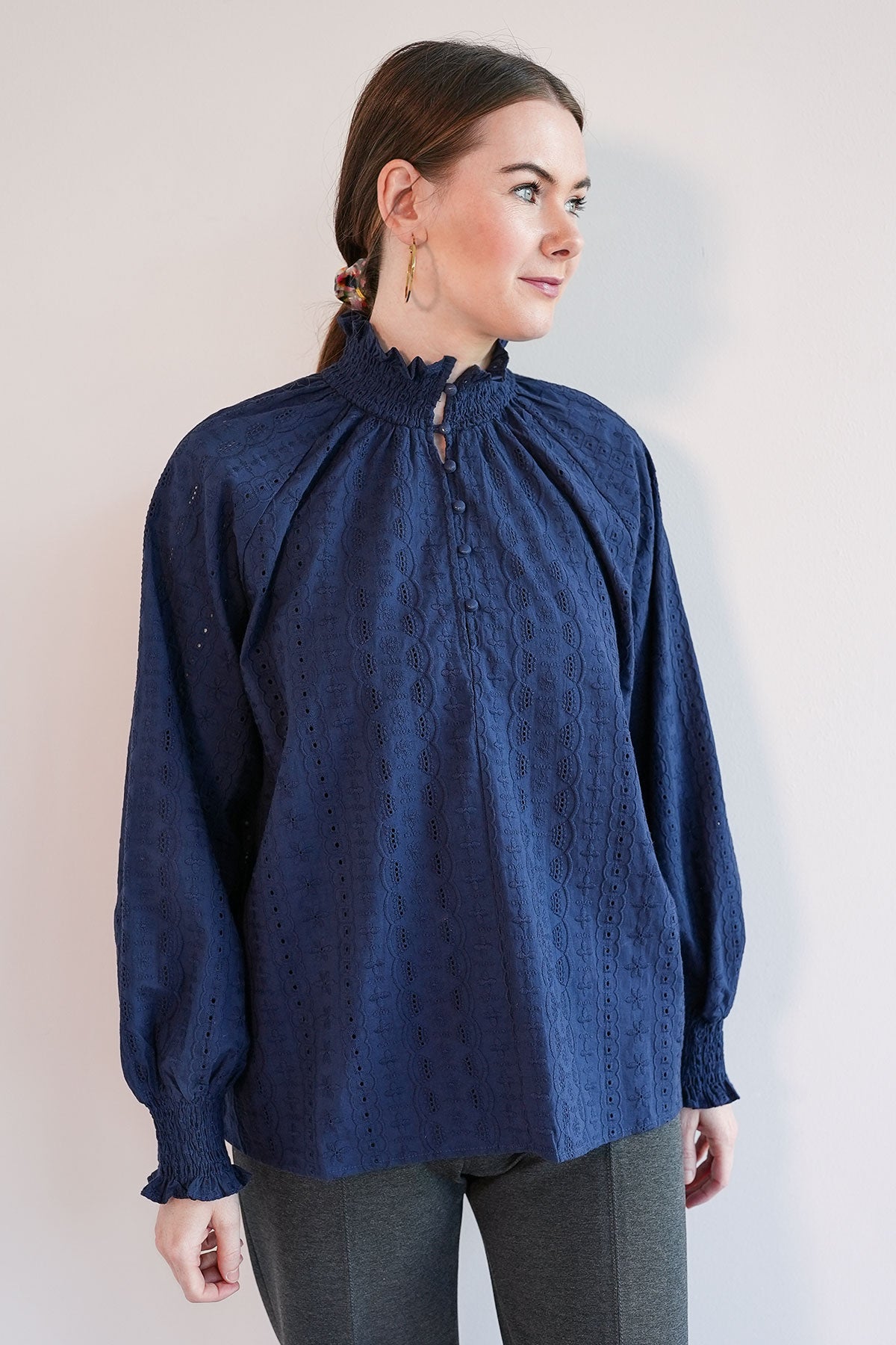Bluse mit gesmoktem Kragen Navy