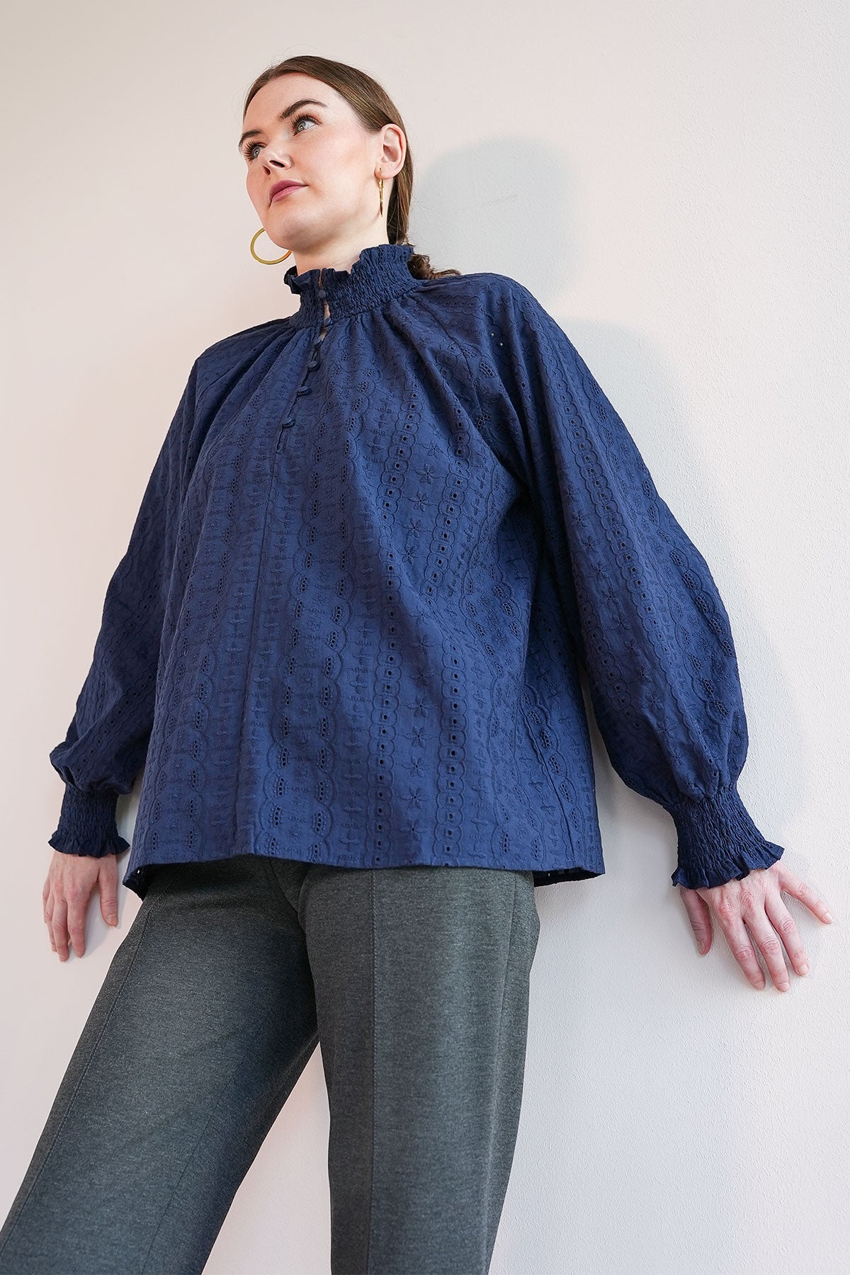 Bluse mit gesmoktem Kragen Navy