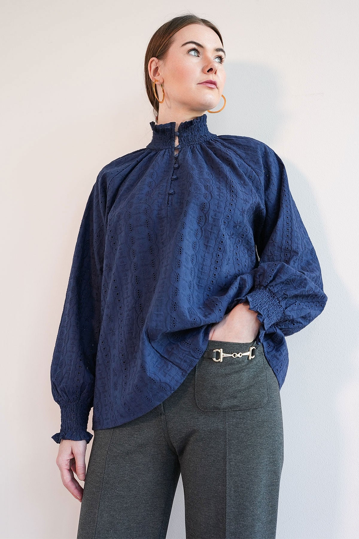 Bluse mit gesmoktem Kragen Navy
