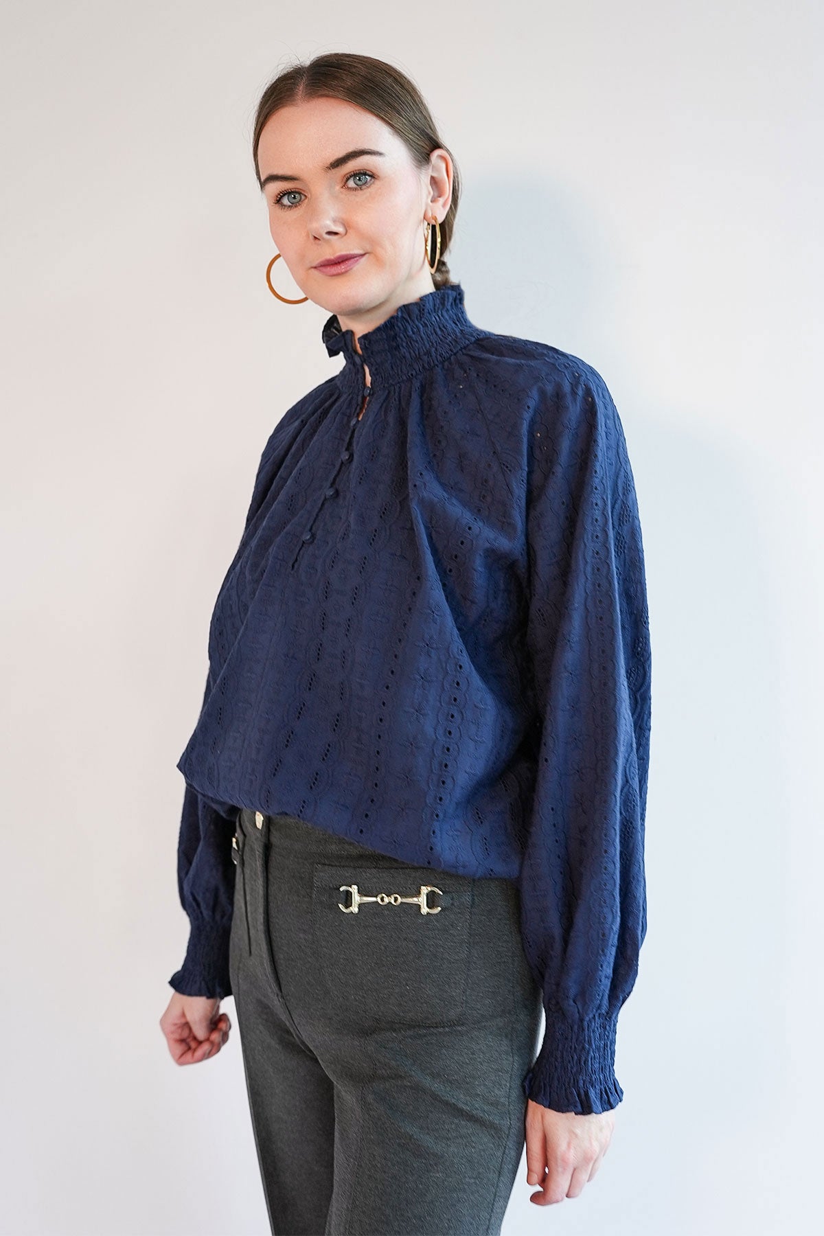 Bluse mit gesmoktem Kragen Navy