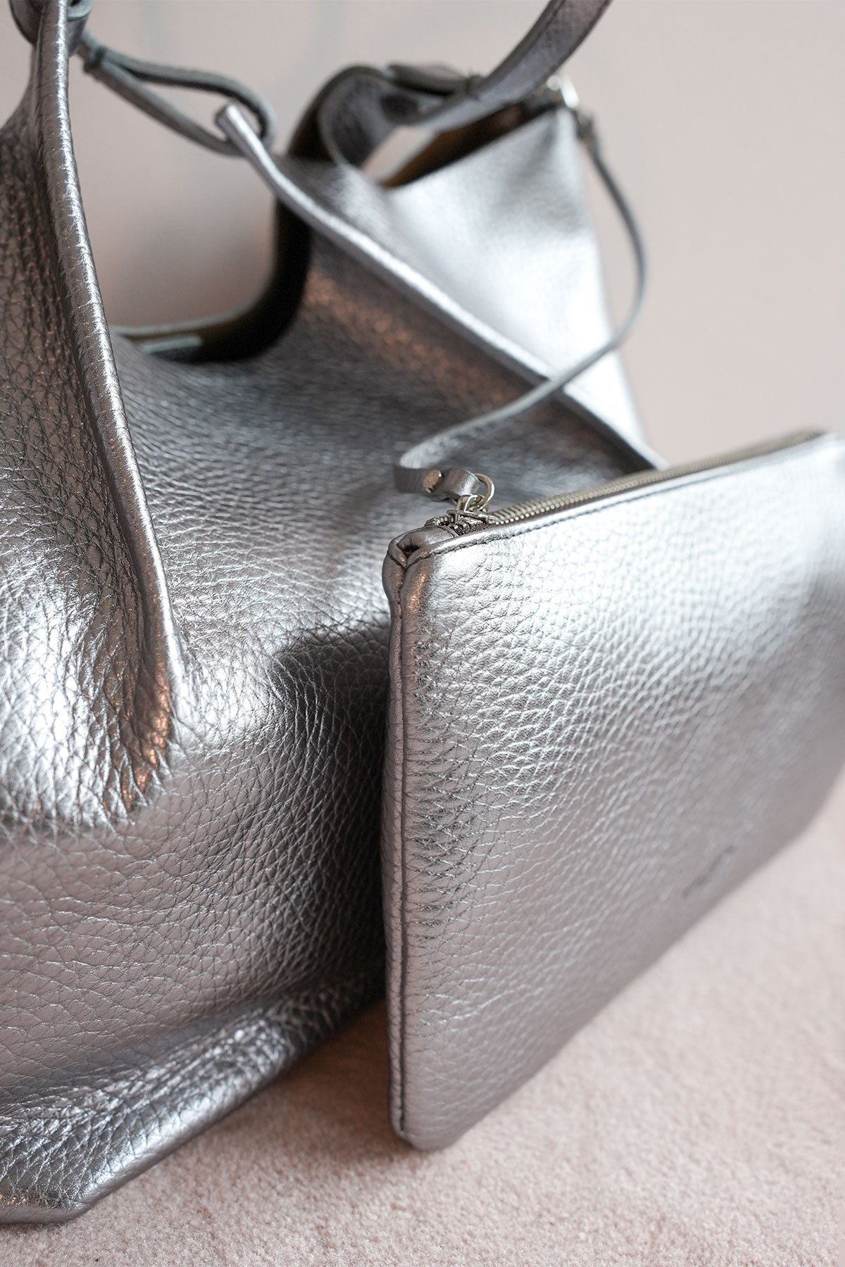 Edelshopper aus silbernem Leder