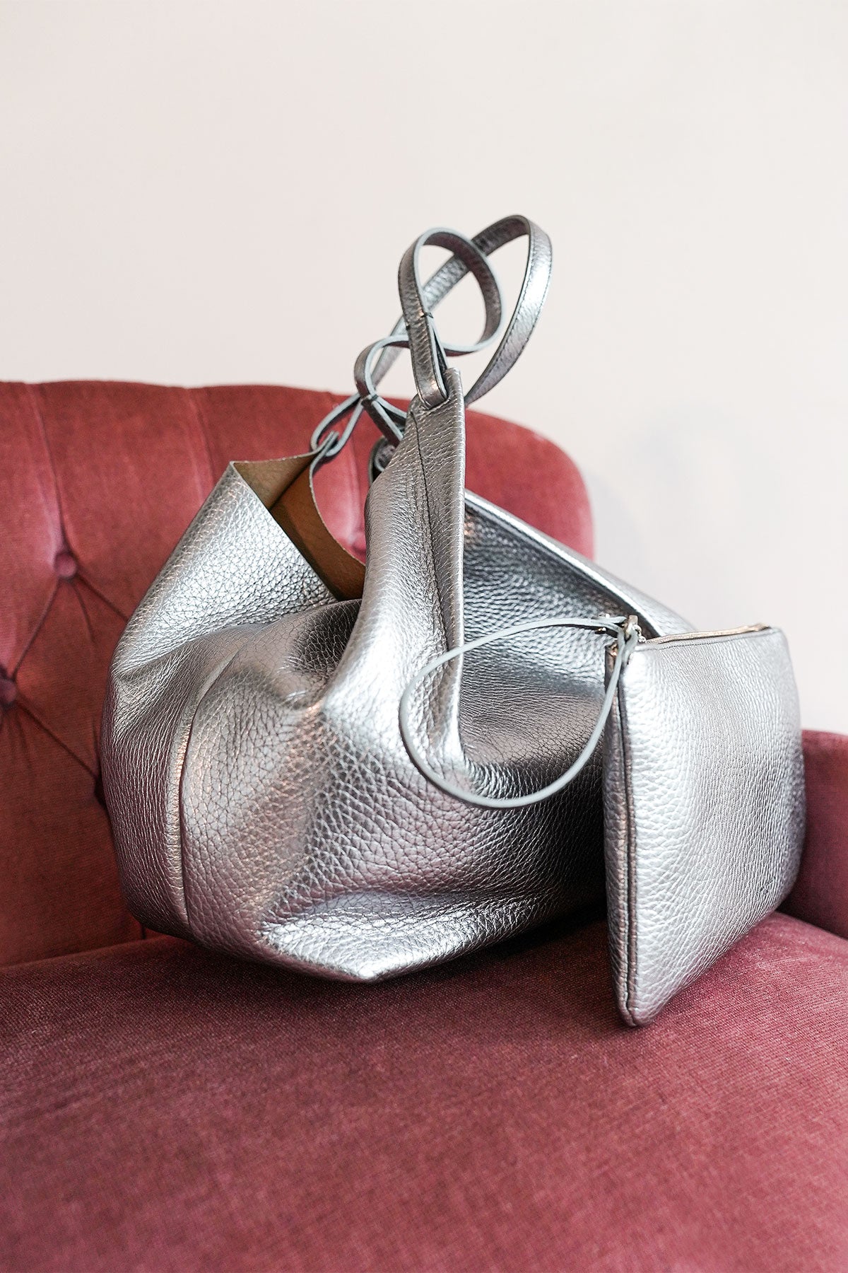 Edelshopper aus silbernem Leder