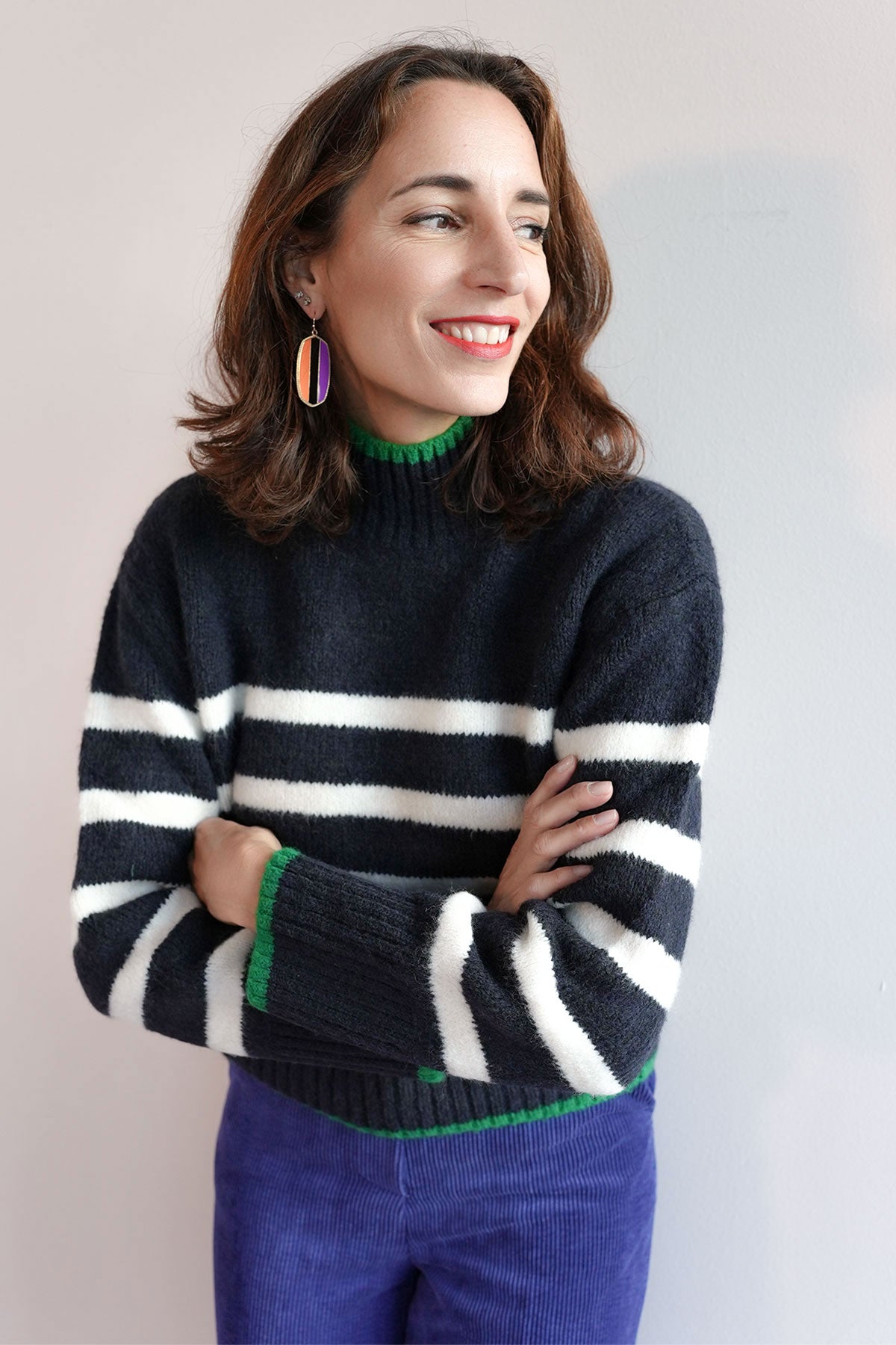 Zwei schöne gestreifte Pullover, die im Herbst jeder braucht