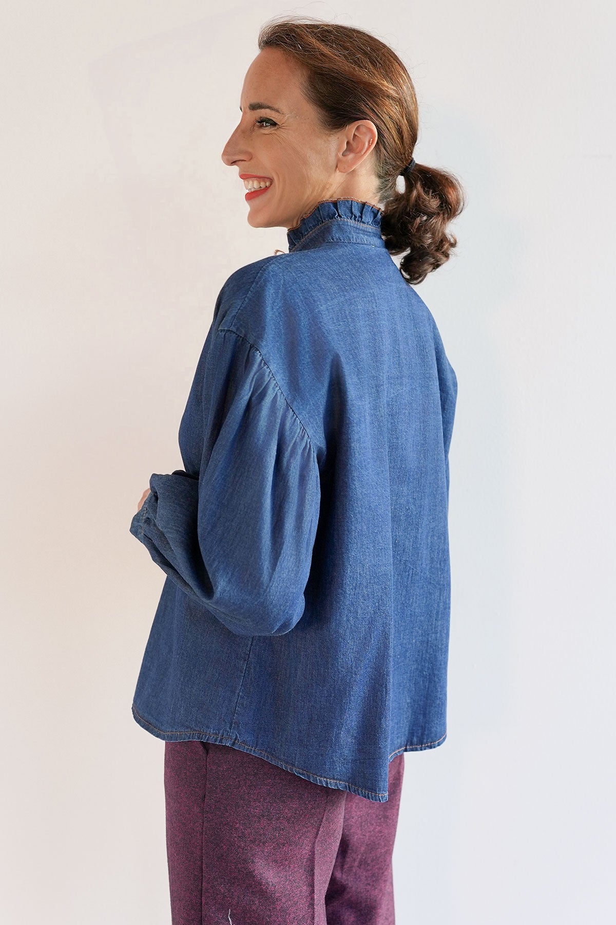 Jeansbluse mit Rüschen
