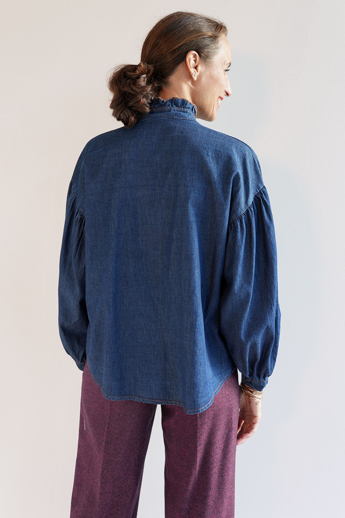 Jeansbluse mit Rüschen