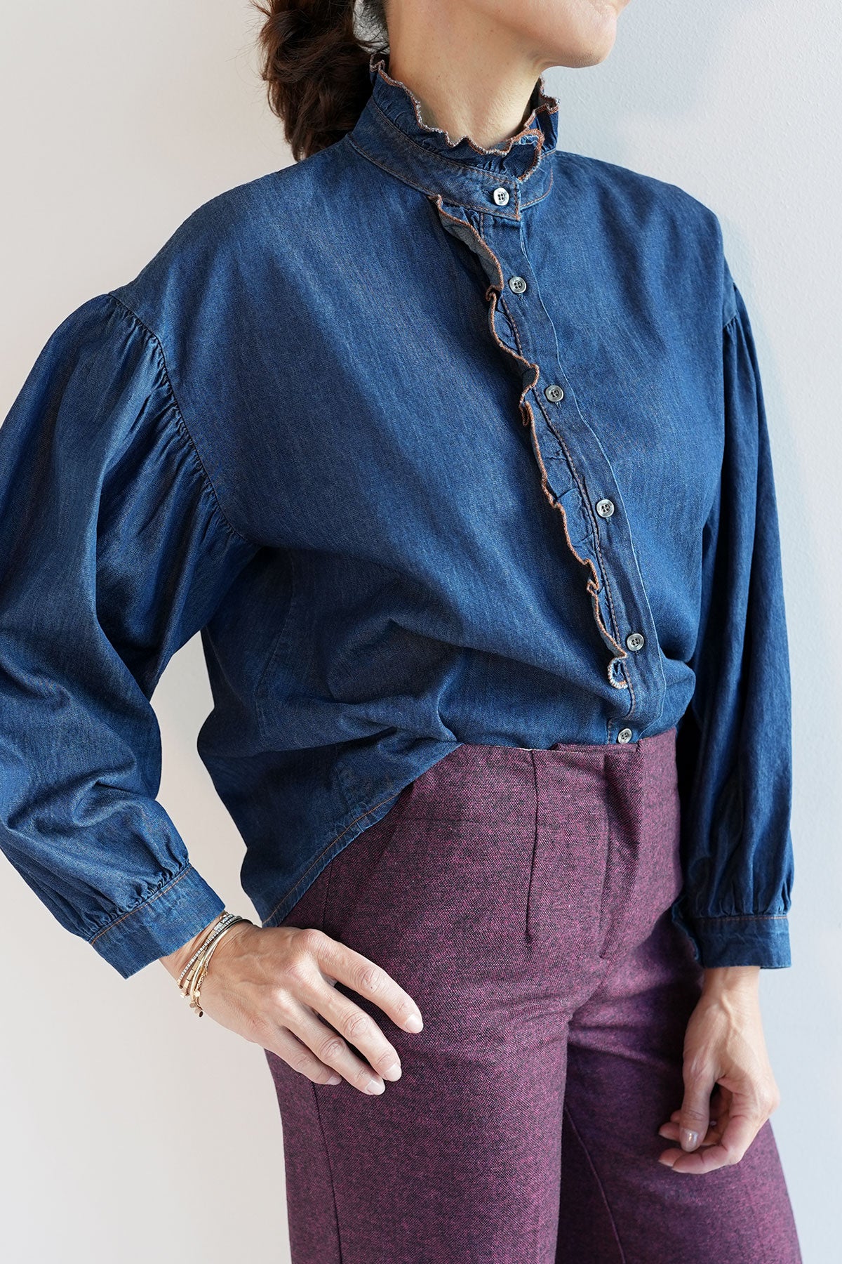 Jeansbluse mit Rüschen