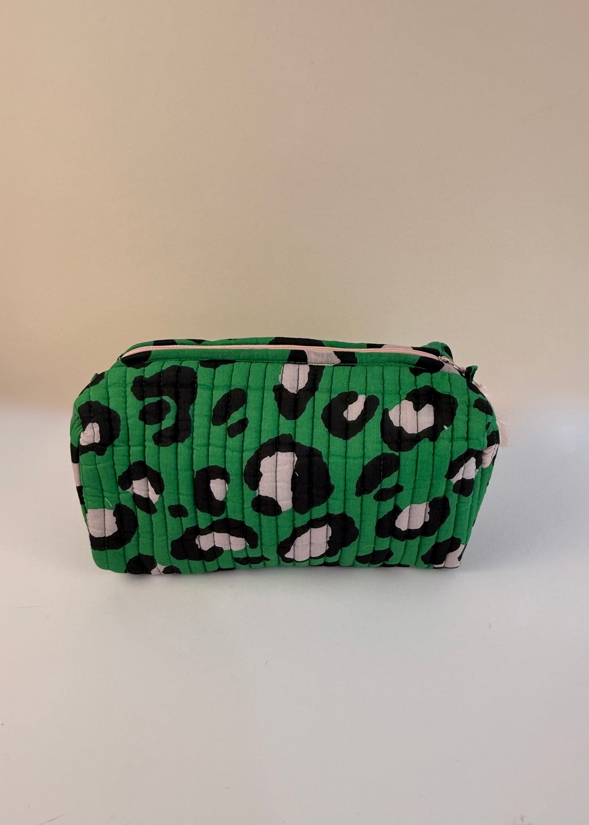 Kosmetik Tasche L gesteppt 'Leo-Grün'