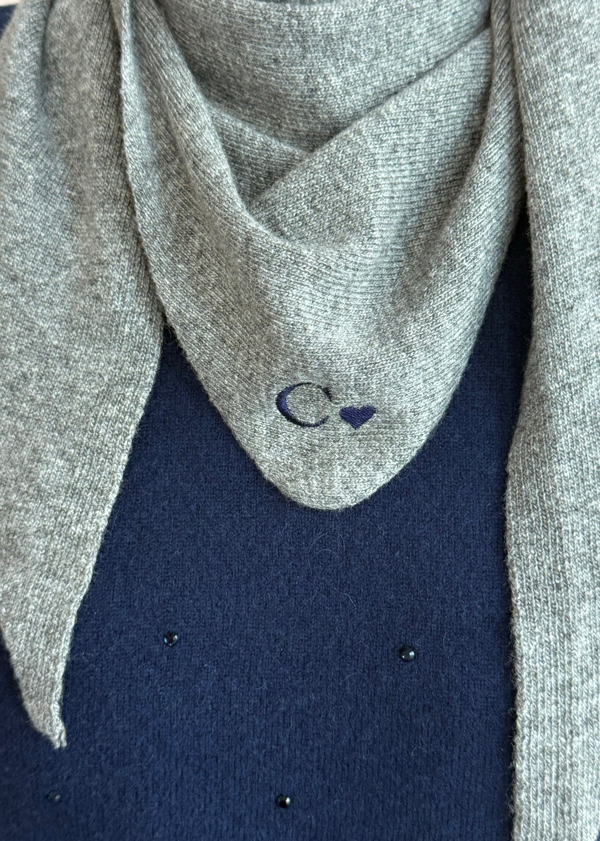 Dreiecksschal Grau personalisiert