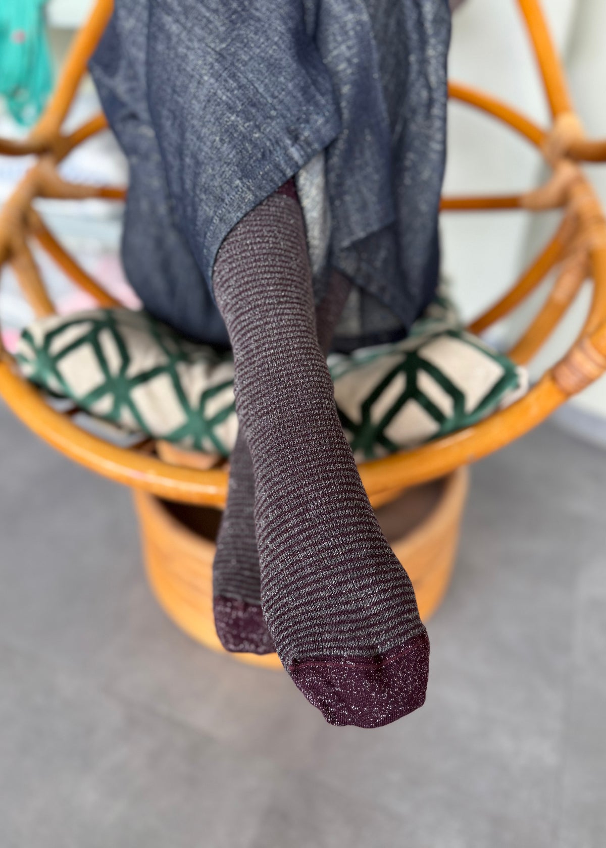 Socken gestreift mit Lurex &#39;Aubergine&#39;