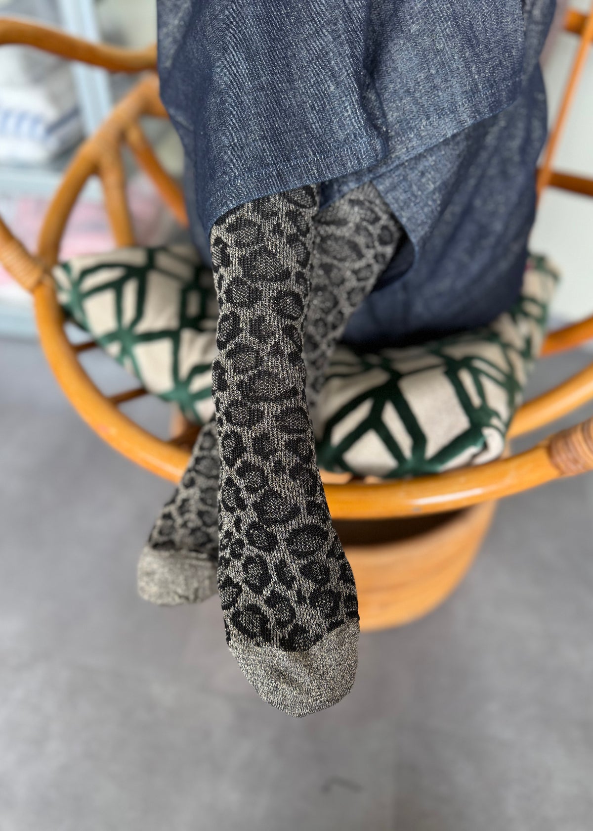 Socken mit Lurex &#39;Leo-Grau&#39;