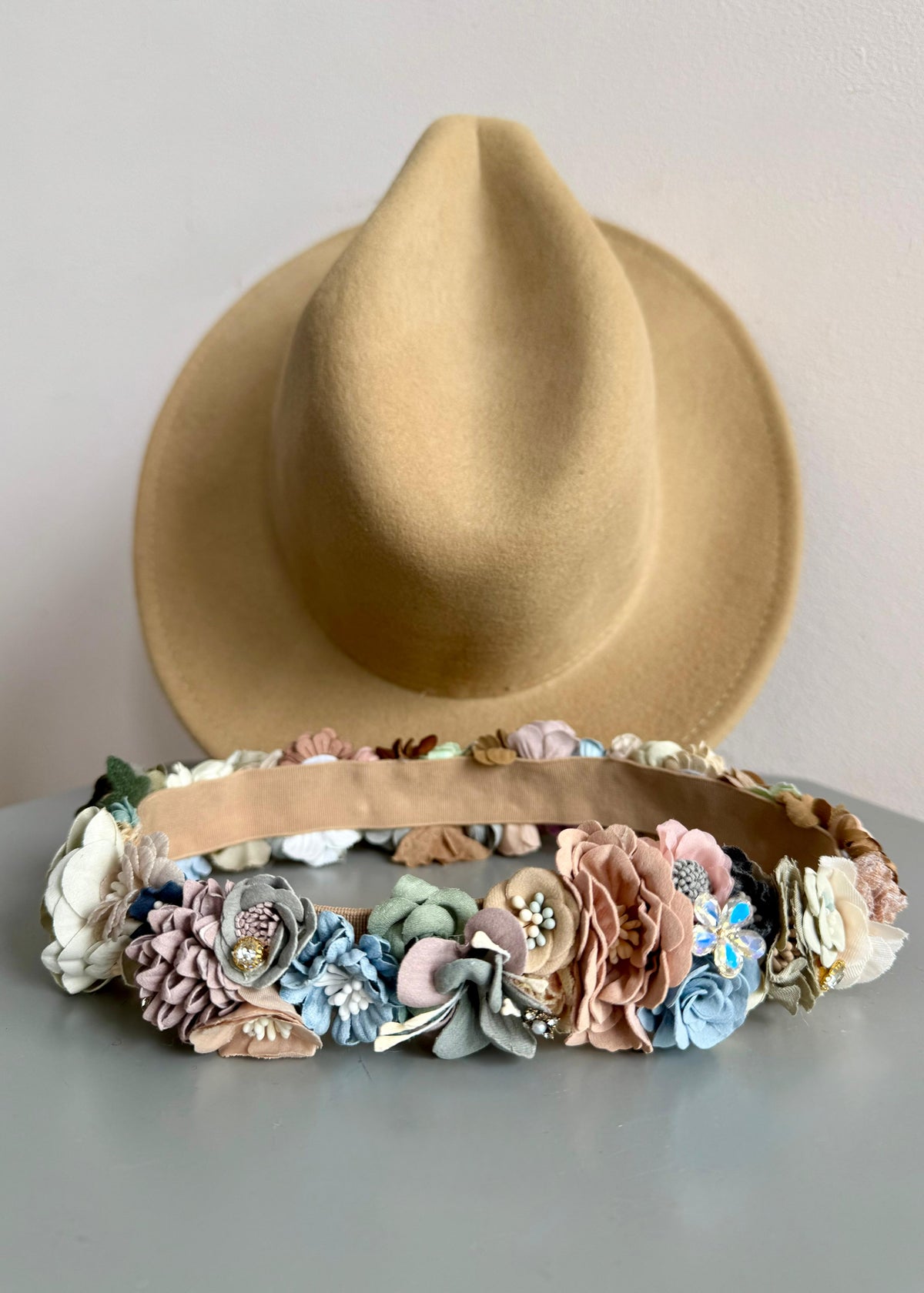 Filzhut mit Blumenband