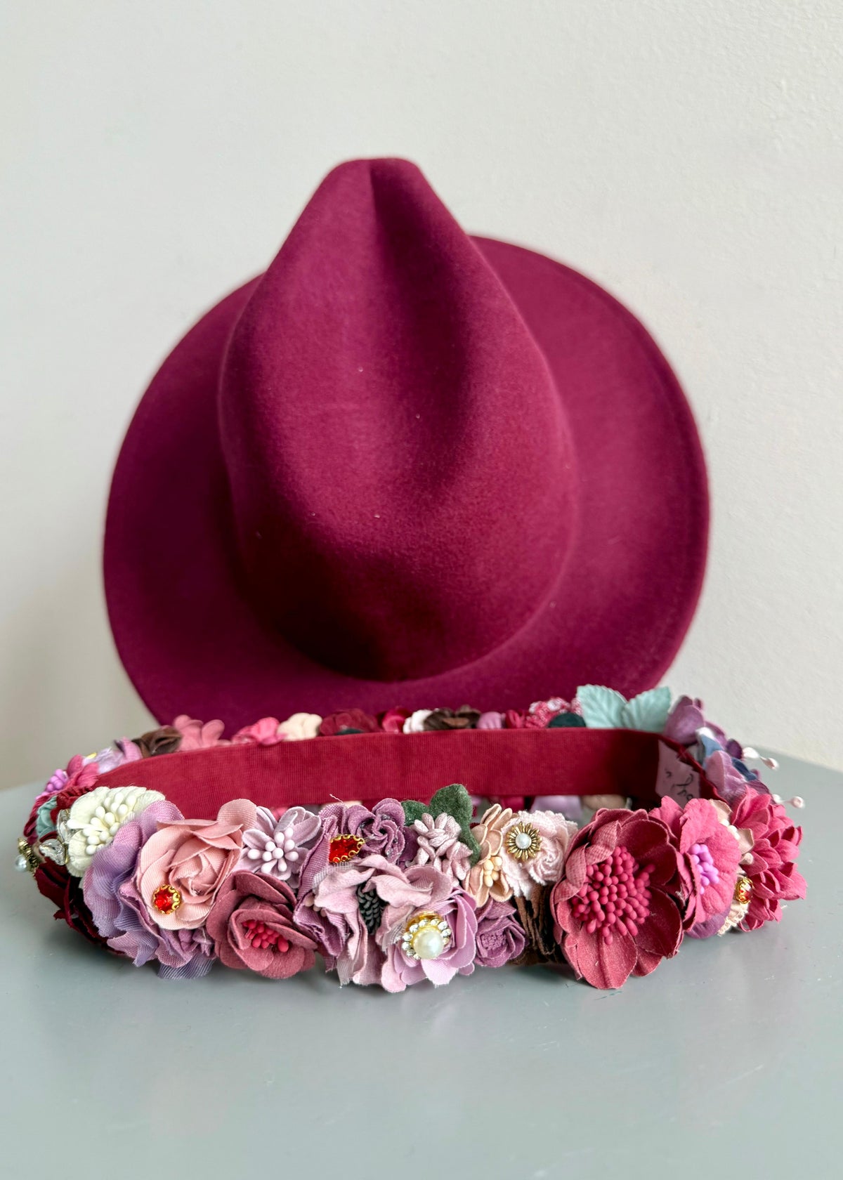 Filzhut mit Blumenband