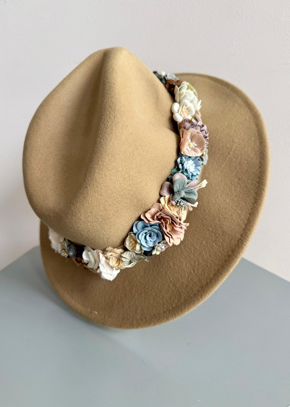 Filzhut mit Blumenband