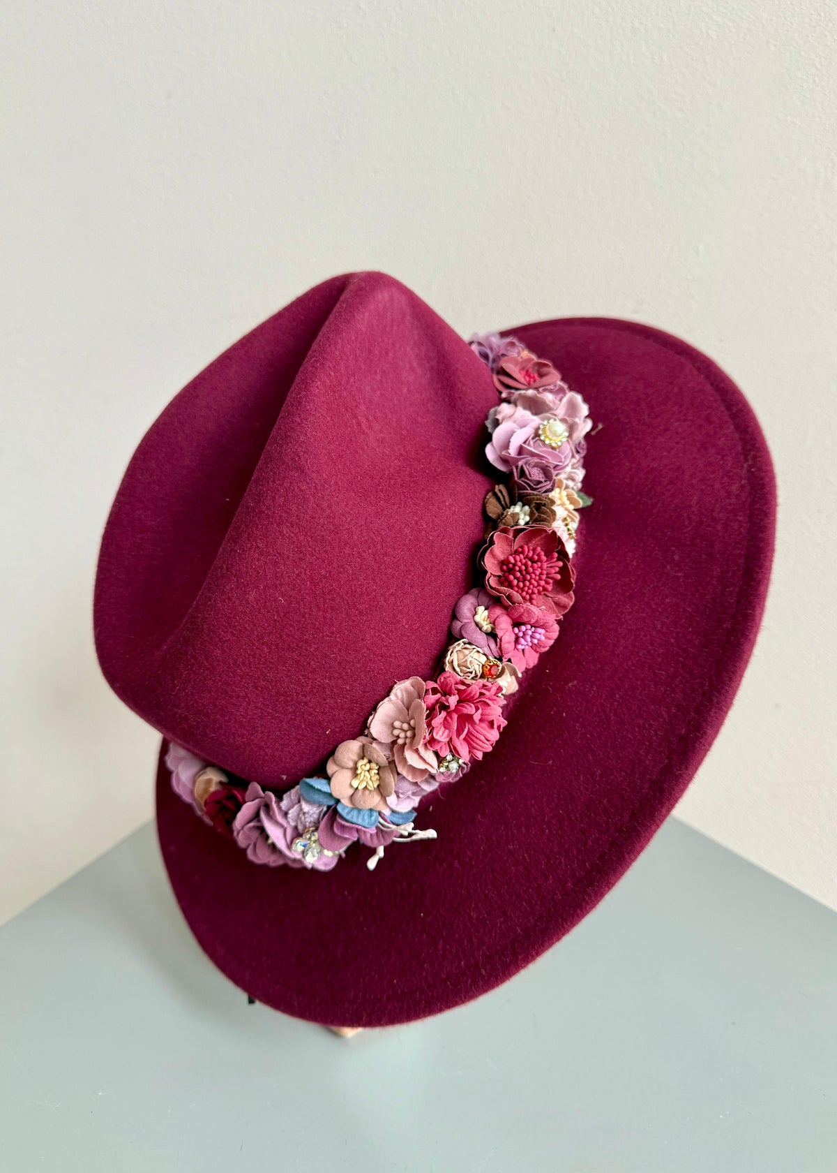 Filzhut mit Blumenband