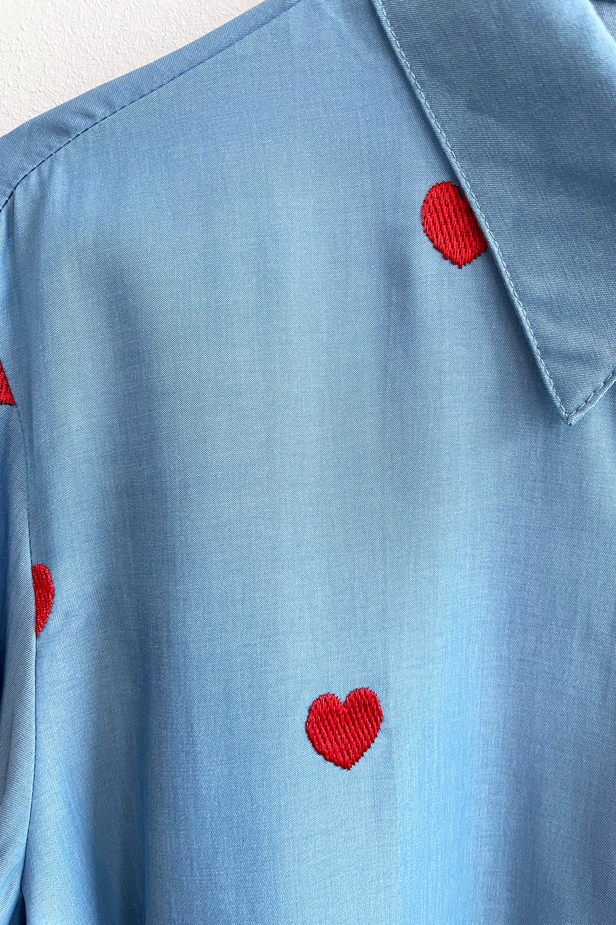 Blaue Bluse mit Herzen