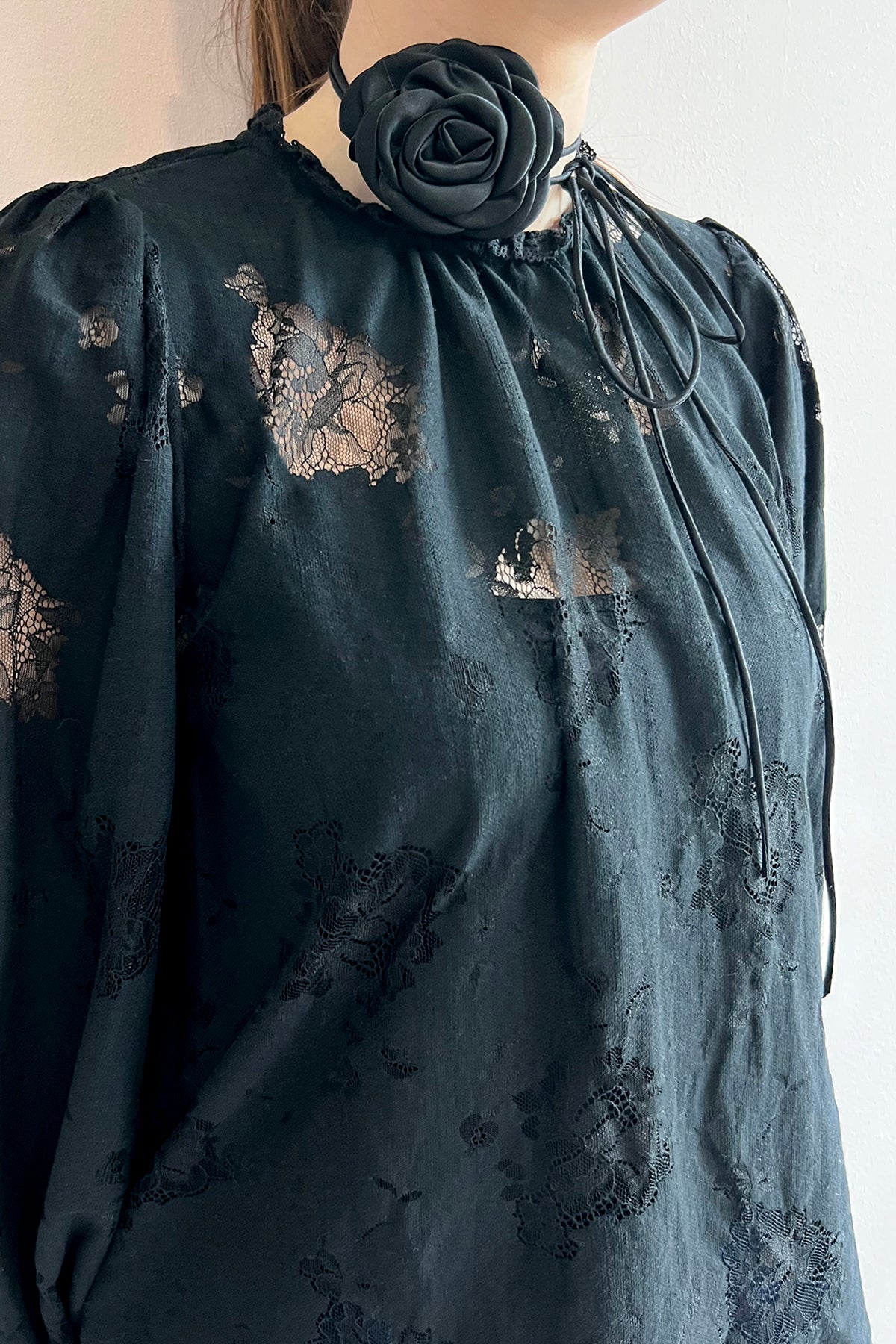 Satin Blüte Schwarz