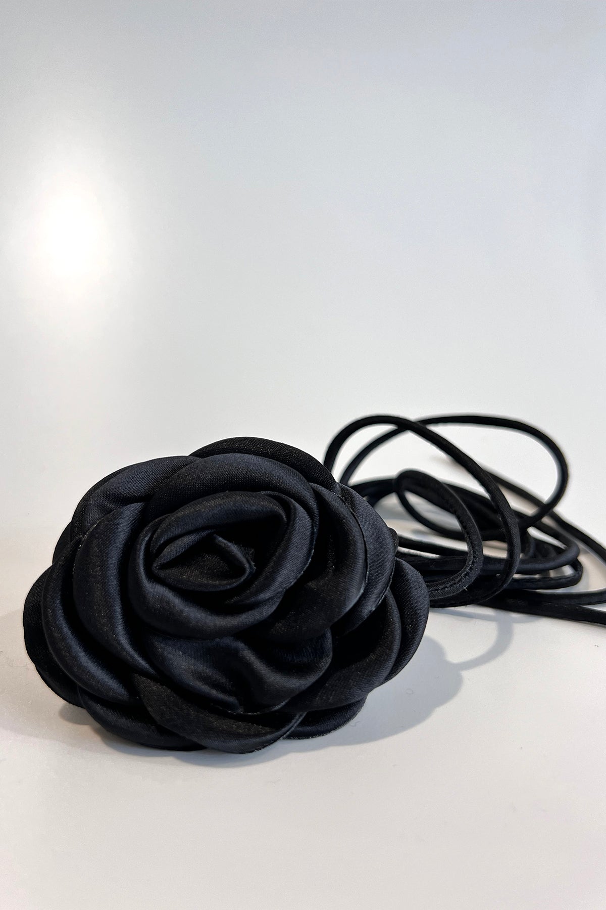 Satin Blüte Schwarz