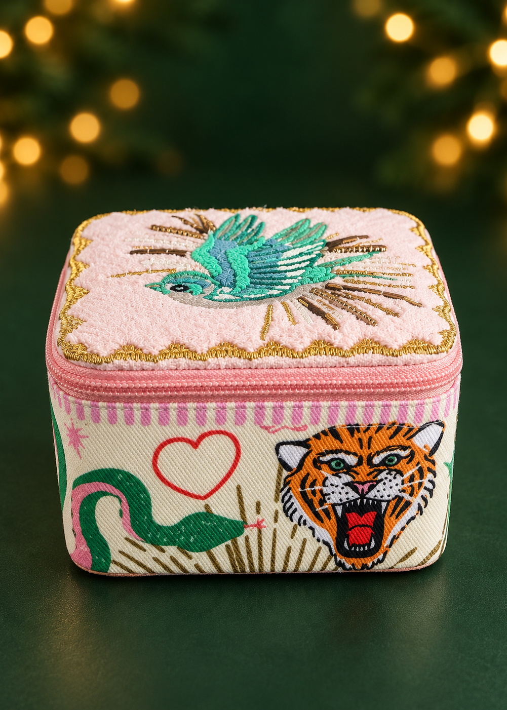 Schmuckbox mit Stickerei