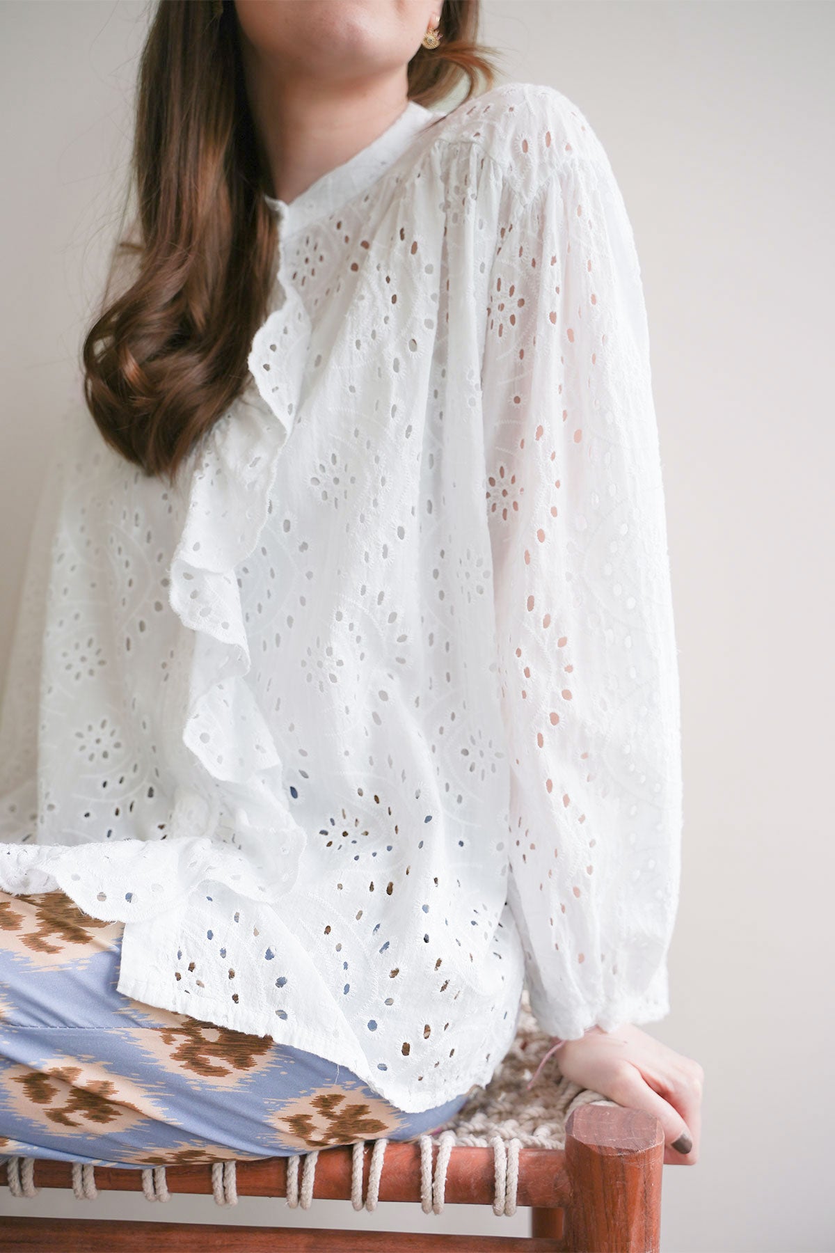 Lochmuster Bluse mit Rüschen
