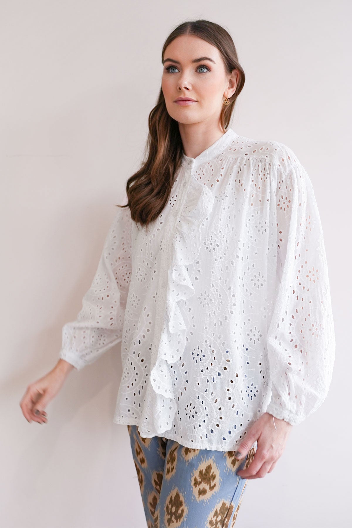 Lochmuster Bluse mit Rüschen