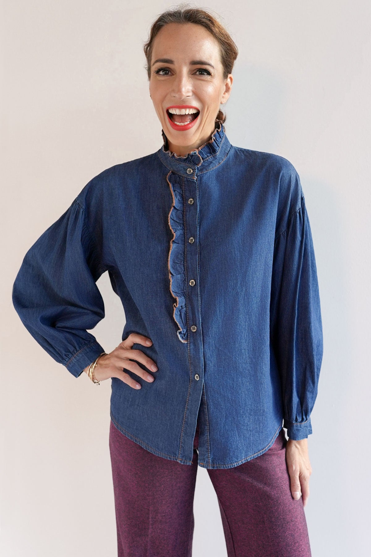 Jeansbluse mit Rüschen