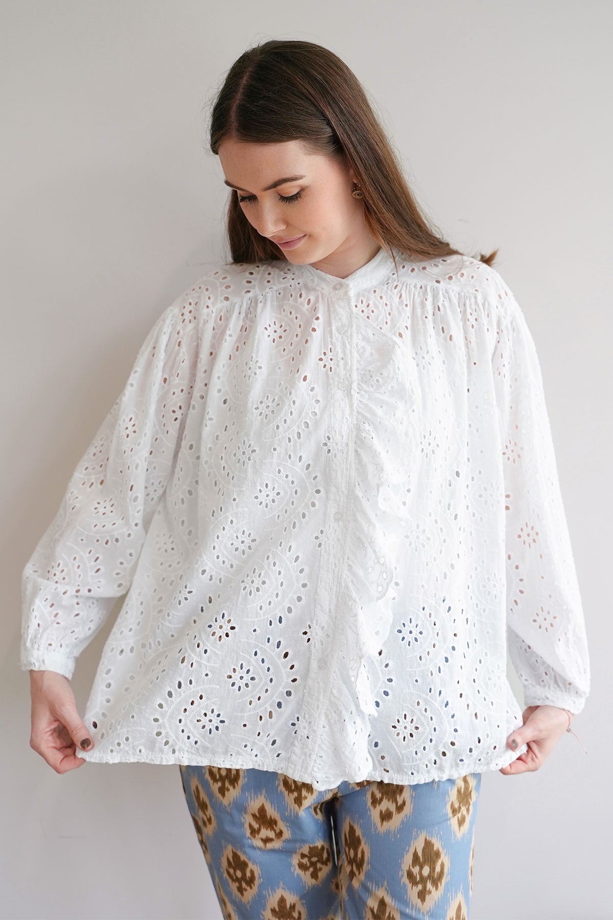 Lochmuster Bluse mit Rüschen