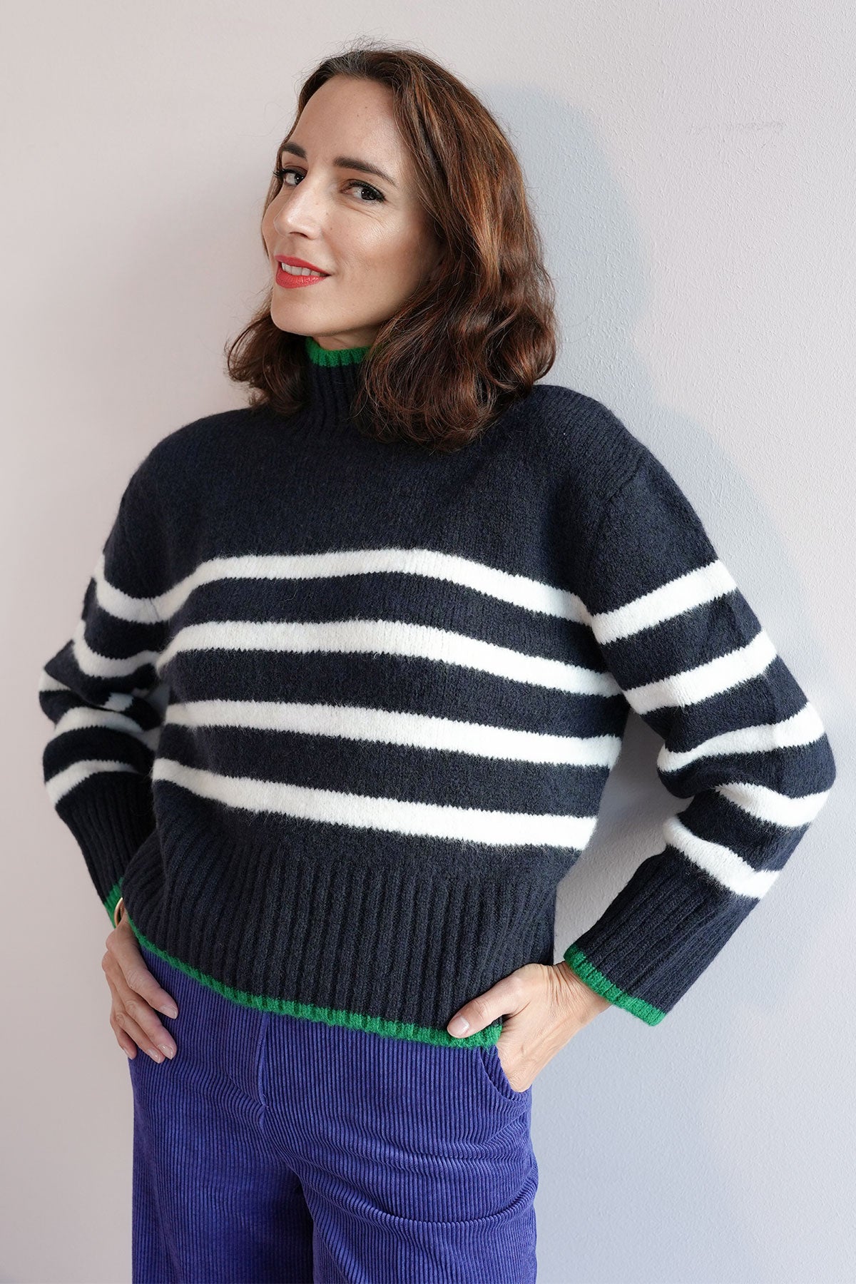 Zwei schöne gestreifte Pullover, die im Herbst jeder braucht